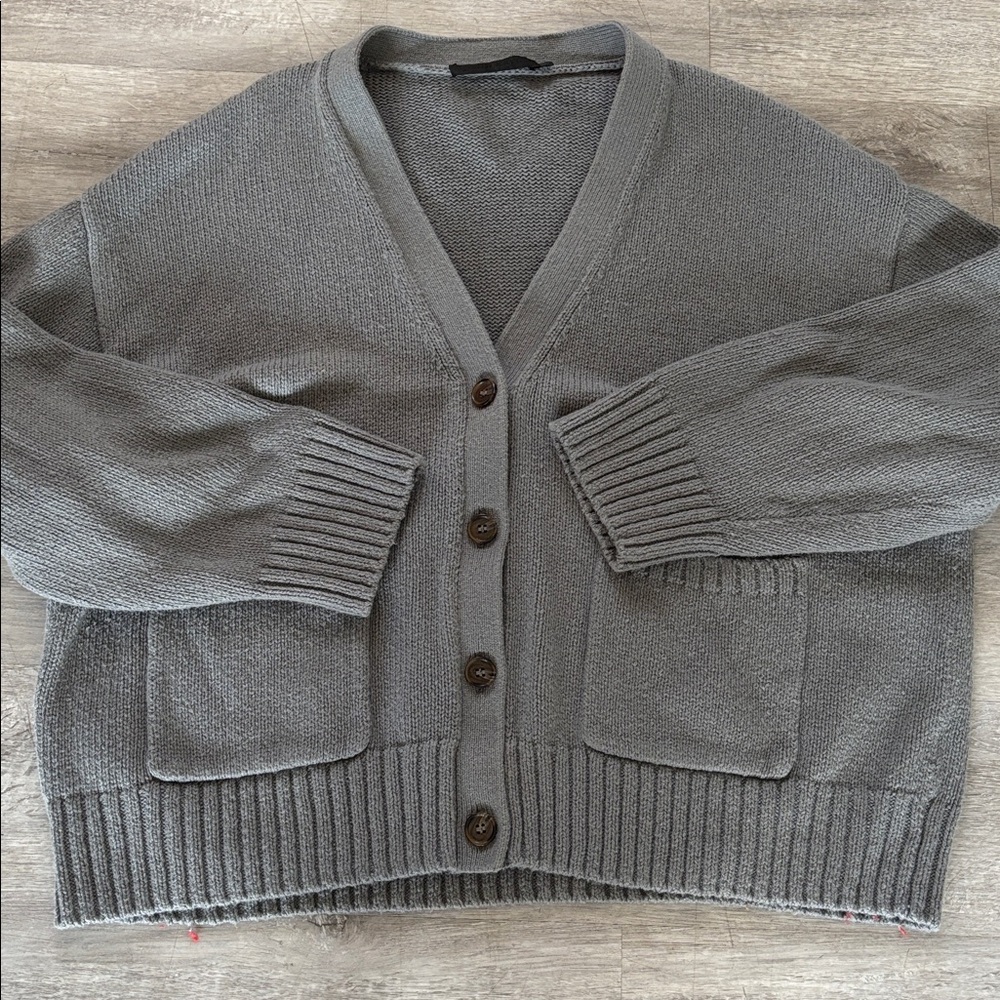 Jenni Kayne Gray V-Neck Button Front Cropped Cardigan - Picture 6 of 7